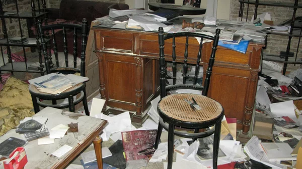 Εικόνες βανδαλισμού στο Athenaeum